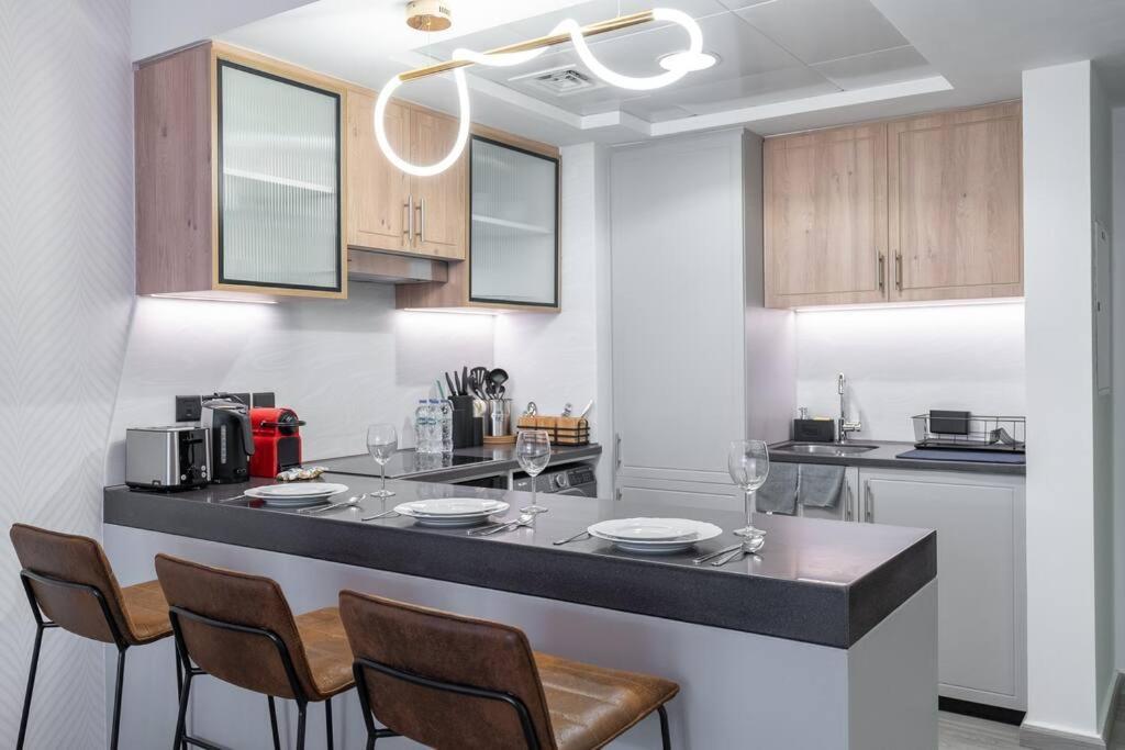 New Listing & Just Renovated & Laguna & Czechin Apartment *